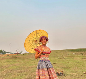 Hoa hậu H’Hen Niê hoá thành cô gái H’Mông, vừa nhảy múa vừa hát trên đồi