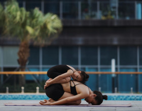 Bé Sophia tập yoga chuyên nghiệp cùng mẹ Trà Ngọc Hằng
