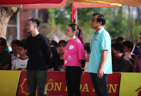 Hải Yến Idol khóc nức nở trước bé trai mồ côi cha, tự đi làm kiếm tiền