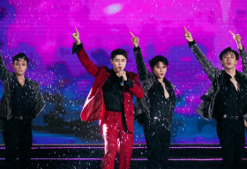 Noo Phước Thịnh tái hiện các bản hit trên sân khấu chung kết Anh Trai Vượt Ngàn Chông Gai