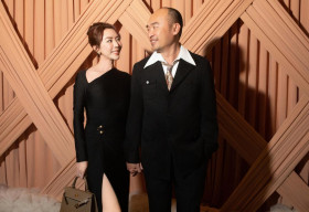 Tiến Luật hôn Thu Trang trên thảm đỏ, nói gì về Concert “Anh trai” ở Hà Nội?