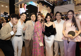 Thu Trang diện áo dài dịu dàng, một mình đi xem phim vẫn chiếm spotlight