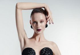 Nhà mốt Công Trí đưa lụa Lãnh Mỹ A lên tạp chí Vogue