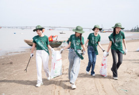 Dàn thí sinh Miss Earth Vietnam 2025 làm sạch biển và tặng thùng rác