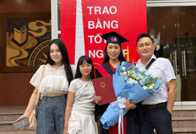NSND Trịnh Kim Chi hạnh phúc bên gia đình nhận bằng Thạc sĩ tại Hà Nội