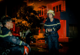 Trung tá Lê Tấn Châu gây sốt với hình ảnh chỉ huy lạnh lùng giữa biển lửa