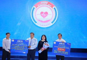 Ông Johnathan Hạnh Nguyễn đồng hành cùng 1.050 học sinh khó khăn Khánh Hòa