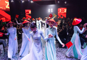 Dàn hoa hậu quốc tế Miss Cosmo đổ bộ ‘See Now Scan Now – Tech-shion Show’