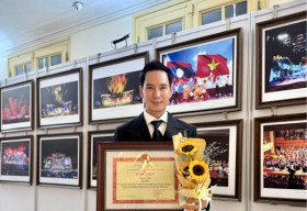 Đạo diễn Lý Hải nhận bằng khen của Bộ VHTT&DL vì đóng góp trong lĩnh vực điện ảnh