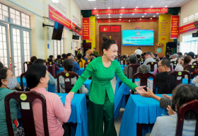 Việt Hương – Hoài Phương trao 250 phần quà Vu Lan cho bà con khó khăn tại TP.HCM