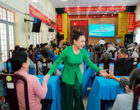 Việt Hương – Hoài Phương trao 250 phần quà Vu Lan cho bà con khó khăn tại TP.HCM