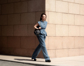Nghệ sĩ Thu Trang xuống phố với váy ngắn, tất đen: Khán giả khen “lão hóa ngược”