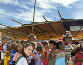 Trịnh Mỹ Anh cùng thí sinh Miss Earth 2025 nhặt rác, lan tỏa thông điệp bảo vệ môi trường