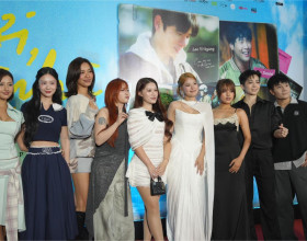Lee Yi Kyung quỳ gối tri ân khán giả Việt trong đêm ra mắt “Mẹ ơi, về nhà”