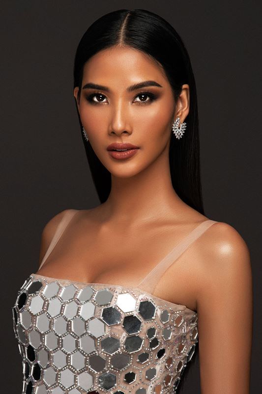 A hau Hoang Thuy Dress by Chung Thanh Phong 2 Mãn nhãn với bộ ảnh profile của Hoàng Thùy trên trang chủ Miss Universe 2019