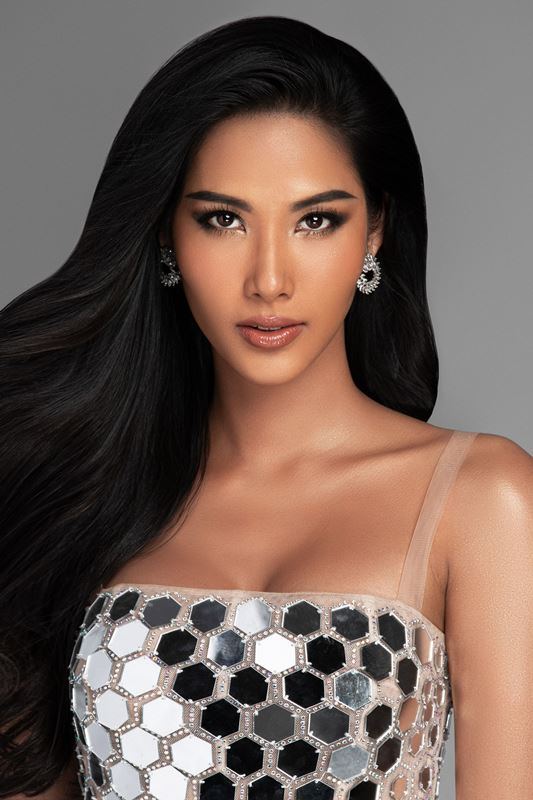 A hau Hoang Thuy Dress by Chung Thanh Phong 3 Mãn nhãn với bộ ảnh profile của Hoàng Thùy trên trang chủ Miss Universe 2019