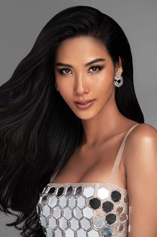 A hau Hoang Thuy Dress by Chung Thanh Phong 4 Mãn nhãn với bộ ảnh profile của Hoàng Thùy trên trang chủ Miss Universe 2019