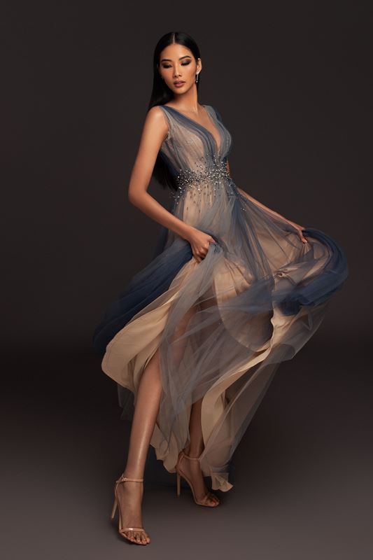 A hau Hoang Thuy Dress by Hoang Hai Mãn nhãn với bộ ảnh profile của Hoàng Thùy trên trang chủ Miss Universe 2019