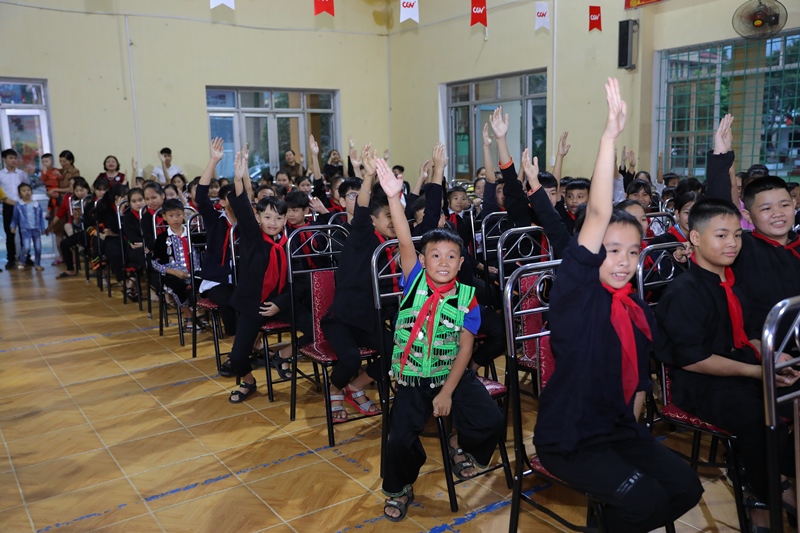 Các em học sinh hăng hái xung phong tham gia trò chơi Điện ảnh cho mọi người mang phim Việt tới hơn 2.500 học sinh dân tộc thiểu số