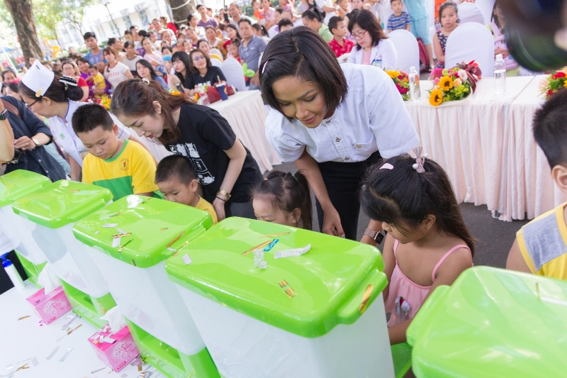 HHen Nie 3 H’Hen Niê truyền cảm hứng ‘rửa tay sống khỏe’ cho hàng trăm em nhỏ tại bệnh viện Nhi đồng