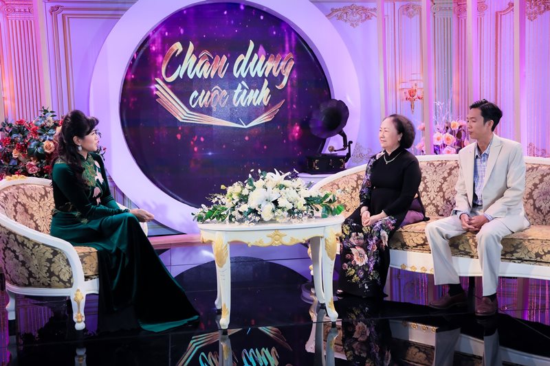 MC QUYNH HOA VA KHACH MOI 2 Vợ nhạc sĩ Hoàng Trang kể chuyện bị “say nắng” khi mới là cô nữ sinh cấp 3