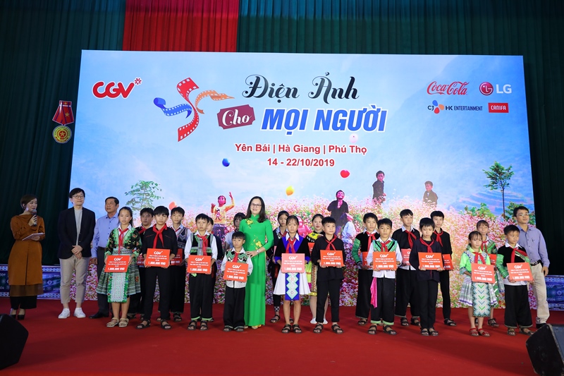 Ngoài chiếu phim Điện ảnh cho mọi người còn mang đến những suất học bổng dành cho các em học sinh hiếu học Điện ảnh cho mọi người mang phim Việt tới hơn 2.500 học sinh dân tộc thiểu số