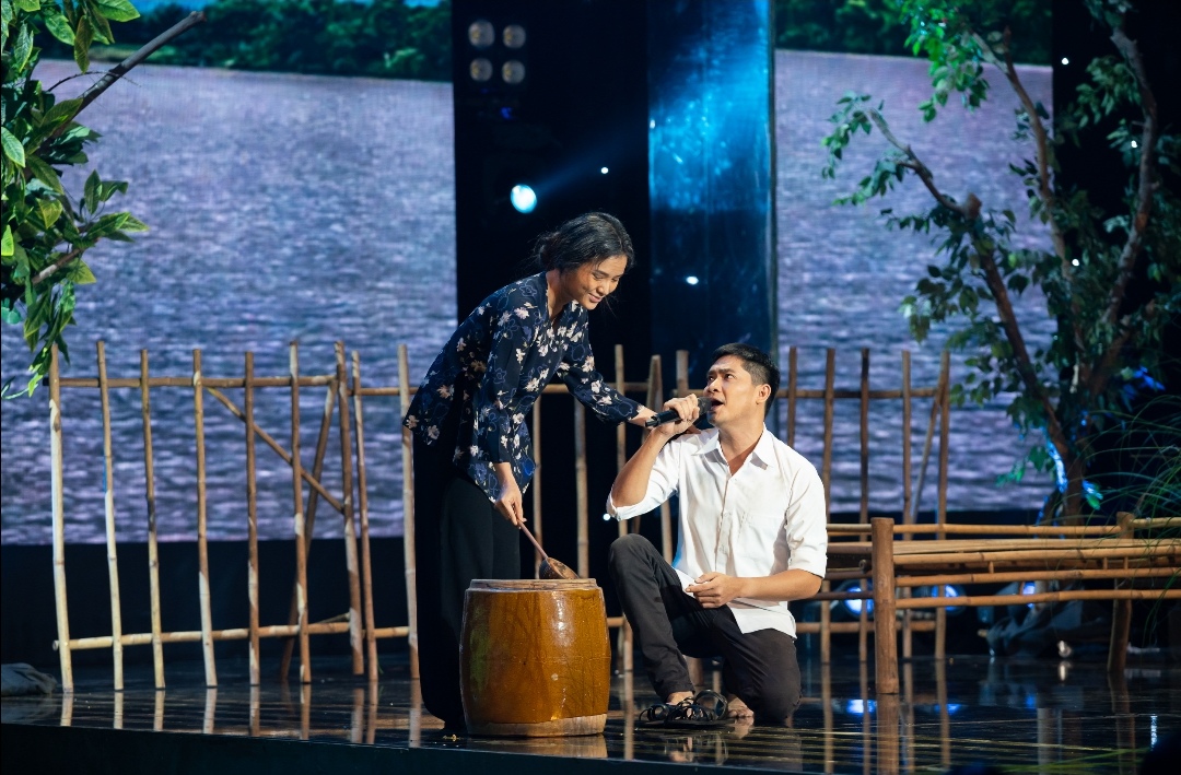 Screenshot 20191023 040903 Diễn kịch mẹ con đẫm nước mắt, Phương Trinh Jolie và Minh Luân nhận cơn mưa lời khen từ ban giám khảo 