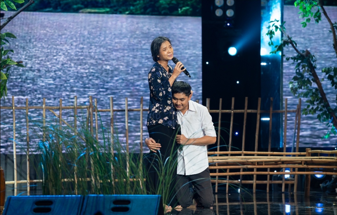 Screenshot 20191023 040937 Diễn kịch mẹ con đẫm nước mắt, Phương Trinh Jolie và Minh Luân nhận cơn mưa lời khen từ ban giám khảo 