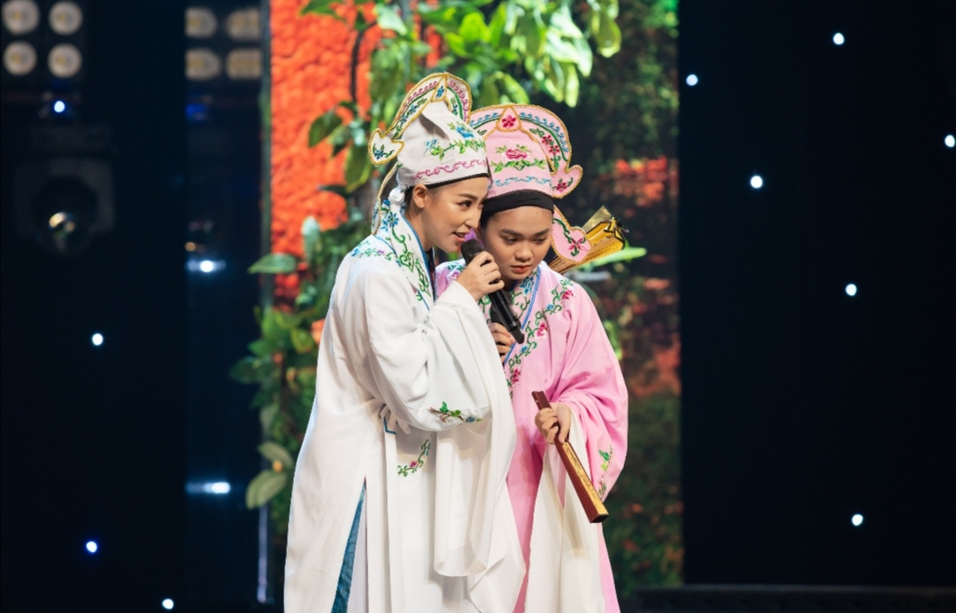 Screenshot 20191023 041016 Diễn kịch mẹ con đẫm nước mắt, Phương Trinh Jolie và Minh Luân nhận cơn mưa lời khen từ ban giám khảo 