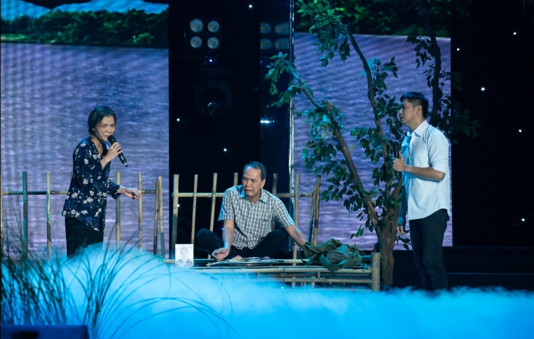 Screenshot 20191023 042115 Diễn kịch mẹ con đẫm nước mắt, Phương Trinh Jolie và Minh Luân nhận cơn mưa lời khen từ ban giám khảo 