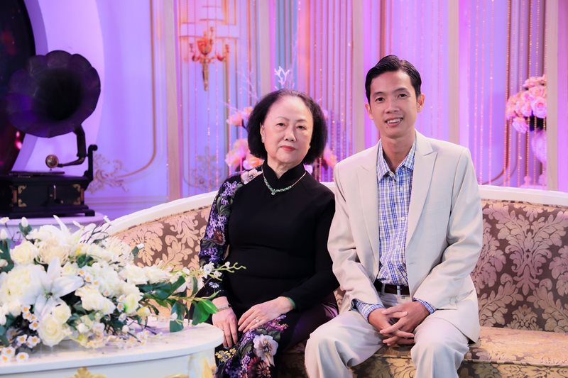 VO VA CON NHAC SI Vợ nhạc sĩ Hoàng Trang kể chuyện bị “say nắng” khi mới là cô nữ sinh cấp 3