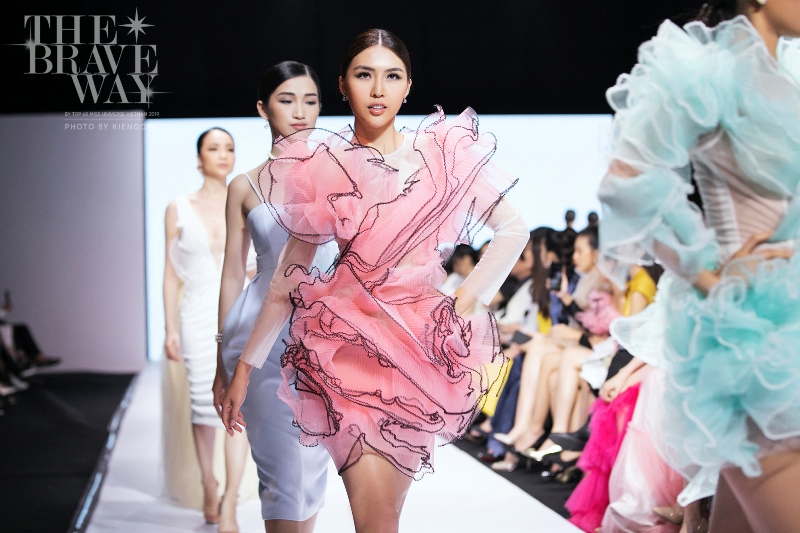 hoa hau hoan vu fashion show 3 1 Mãn nhãn với màn trình diễn của Top 60 Hoa hậu Hoàn vũ Việt Nam 2019 tại fashion show The Brave Way