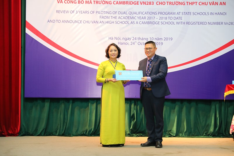 ông Melvyn Lim Cambridge International Vietnam Myanmar Cambodia and Laos trao tặng Hiệu trưởng trường THPT Chu Văn An bà Lê Mai Anh bảng chứng nhận trường Cambridge Trường THPT Chu Văn An là trường công đầu tiên nằm trong hệ thống trường Cambridge