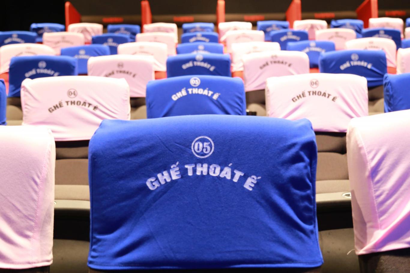 03. Bọc ghế màu xanh và màu hồng xinh xắn tại Single Cinema của CGV Giới trẻ tò mò trải nghiệm phòng chiếu thoát ế tại CGV