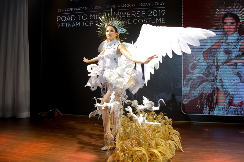 Cong bo trang phuc dan toc tai Miss Universe 2019 Miss Universe Vietnam 11 Hoàng Thùy mang cafe phin đi chinh chiến Miss Universe 2019