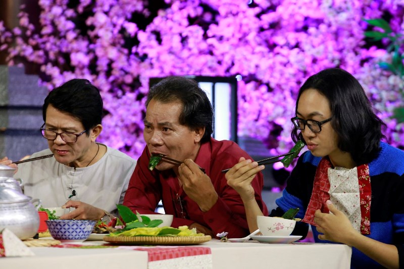 DOI BAO TRI 3 Hoa hậu Diễm Hương “lén lút” ăn đến trôi son ở Thiên Đường Ẩm Thực