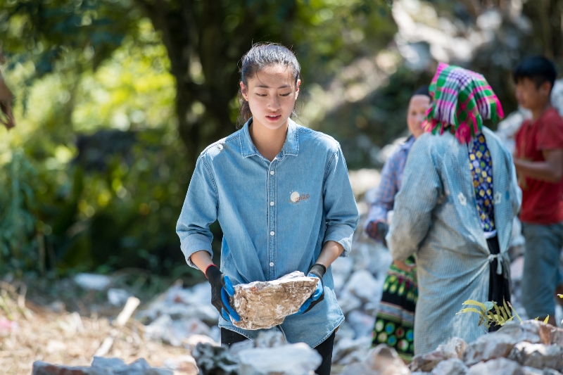 HH THÙY LINH 18 Hoa hậu Lương Thùy Linh xắn tay áo, tham gia vác vật liệu lên núi làm đường