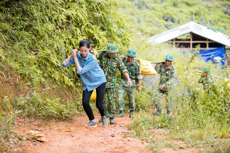 HOA HAU LUONG THUY LINH 18 Hoa hậu Lương Thùy Linh xắn tay áo, tham gia vác vật liệu lên núi làm đường