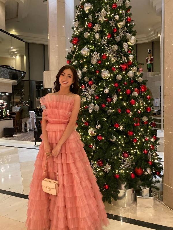 Hoa hau Luong Thuy Linh 59 Lương Thùy Linh diện đầm hồng ấn tượng trong phần thi Talent Audition