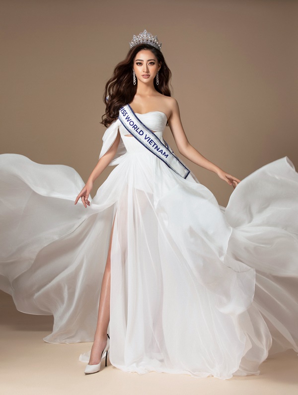Hoa hau Luong Thuy Linh 9 Lương Thuỳ Linh khoe chân dài thẳng tắp trong bộ ảnh “chào sân” Miss World