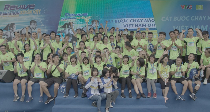 Những cô gái Maika ngồi ở hàng đầu trong nhóm chạy đến từ hệ thống rạp BHDStar 9 Revive Marathon xuyên Việt: Khép lại hành trình đầy cảm xúc