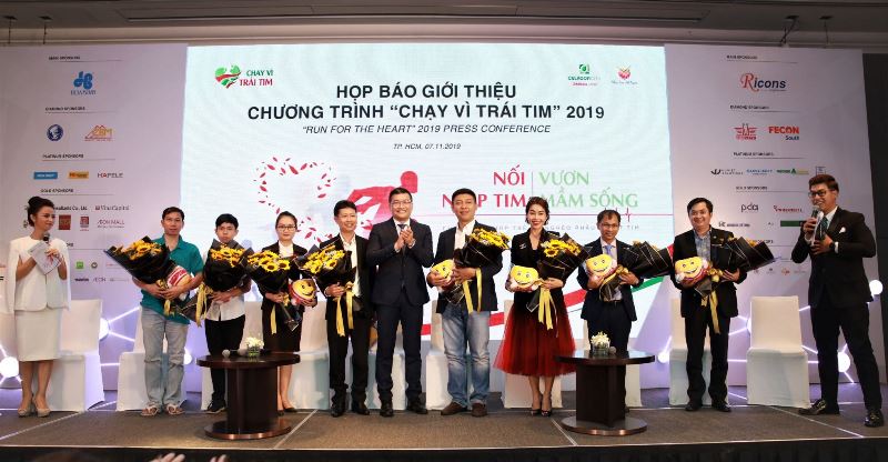 TGĐ Gamuda Land HCMC Wyeren Yap cùng đại diện các nhà tài trợ chính của chương trình Đông đảo nghệ sĩ hào hứng hưởng ứng Chạy Vì Trái Tim lần 7