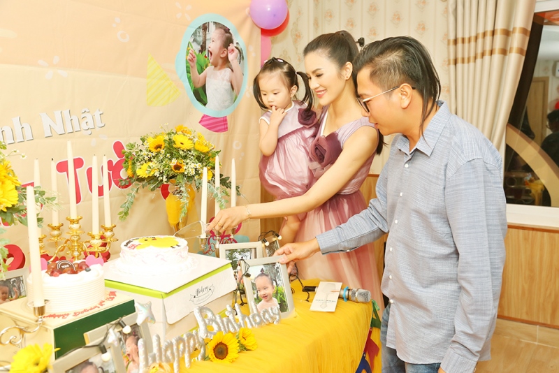 Vợ chồng Lê Thị Phương mừng sinh nhật con gái tròn 2 tuổi 3 Nguyên Vũ chúc mừng sinh nhật công chúa đầu lòng của gái quê Lê thị Phương