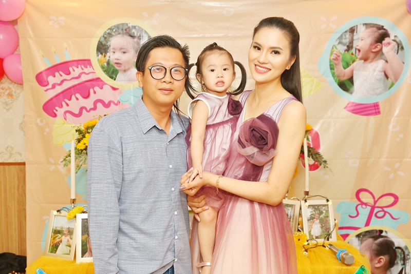 Vợ chồng Lê Thị Phương mừng sinh nhật con gái tròn 2 tuổi 4 Nguyên Vũ chúc mừng sinh nhật công chúa đầu lòng của gái quê Lê thị Phương