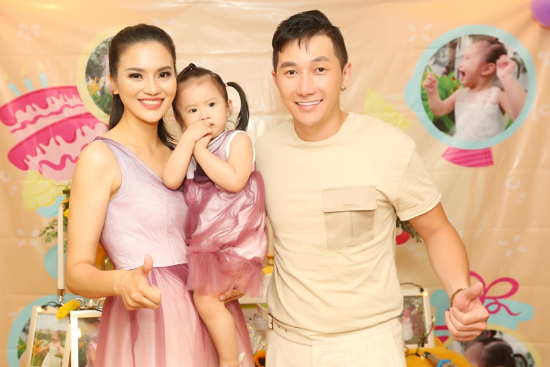 Vợ chồng Lê Thị Phương mừng sinh nhật con gái tròn 2 tuổi 5 Nguyên Vũ chúc mừng sinh nhật công chúa đầu lòng của gái quê Lê thị Phương