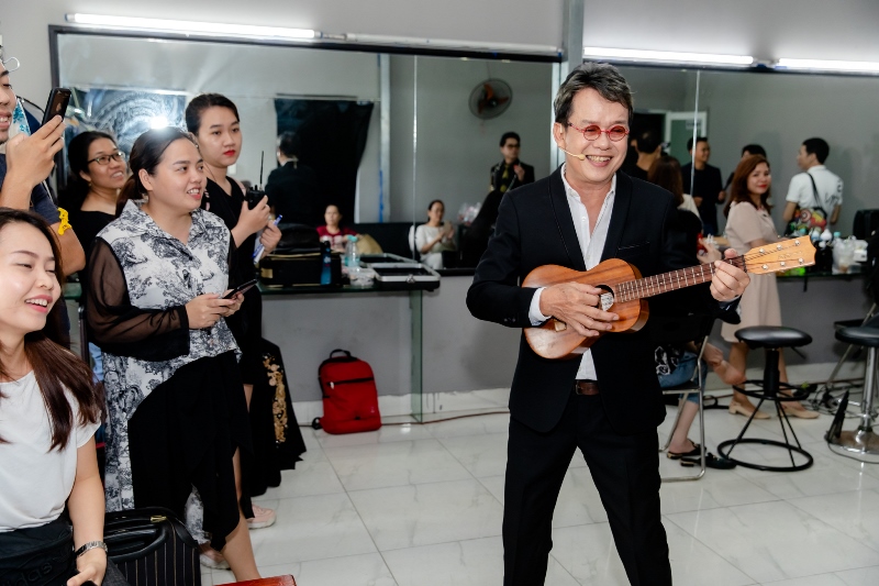 duc huy 3 Nhạc sĩ Đức Huy say mê đàn hát tặng vợ trong hậu trường Tuyệt đỉnh bolero