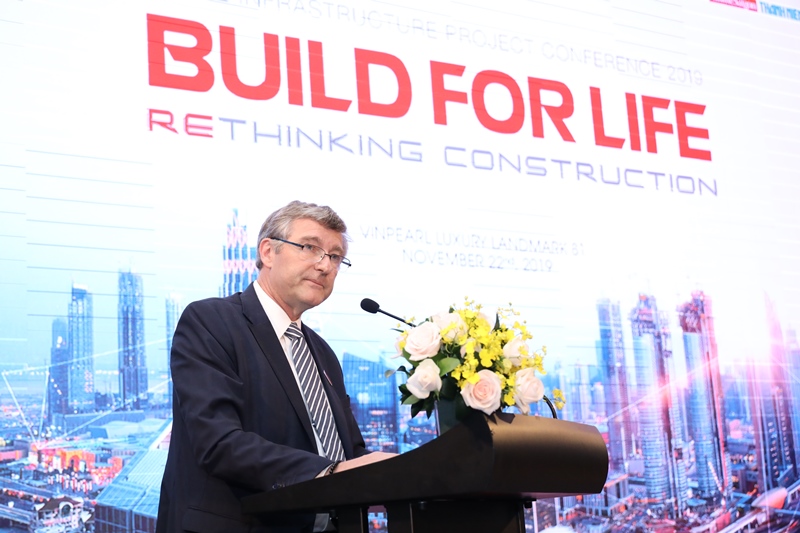 Ông Philippe Richart Thành viên Ban Giám đốc Tập đoàn Siam City Cement Tổng Giám đốc INSEE Việt Nam phát biểu khai mạc Hội nghị triển vọng cơ sở hạ tầng lần II 2019: Hơn 300 khách mời cùng Tái định hình ngành xây dựng