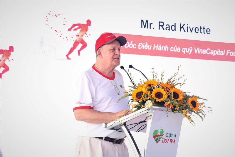 Ông Rad Kivette Giám đốc điều hành Quỹ Nhịp tim Việt Nam phát biểu tại sự kiện Chạy Vì Trái Tim lần 7 quyên góp được hơn 6 tỷ đồng, gần 250 trẻ em nghèo sẽ được chữa trị