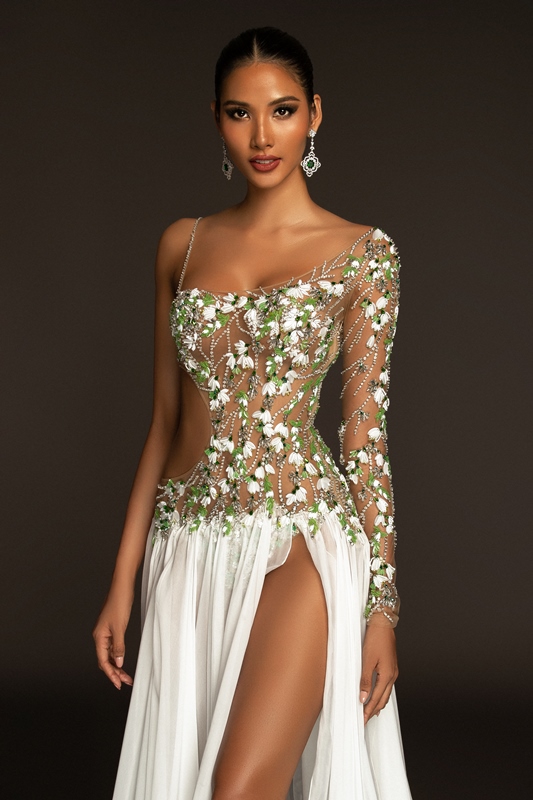 A hau Hoang Thuy Dress by Cong Tri 2 1 Cận cảnh trang phục dạ hội lấy cảm hứng từ hoa giọt tuyết của Hoàng Thùy tại Miss Universe 2019