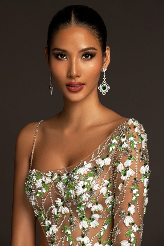 A hau Hoang Thuy Dress by Cong Tri 5 1 Cận cảnh trang phục dạ hội lấy cảm hứng từ hoa giọt tuyết của Hoàng Thùy tại Miss Universe 2019